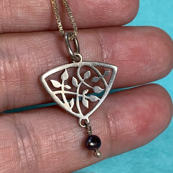 Sterling Silver 925 Pearl Floral Leaf Design Pendant Necklace Size 20" Chain - Picture 6 of 10